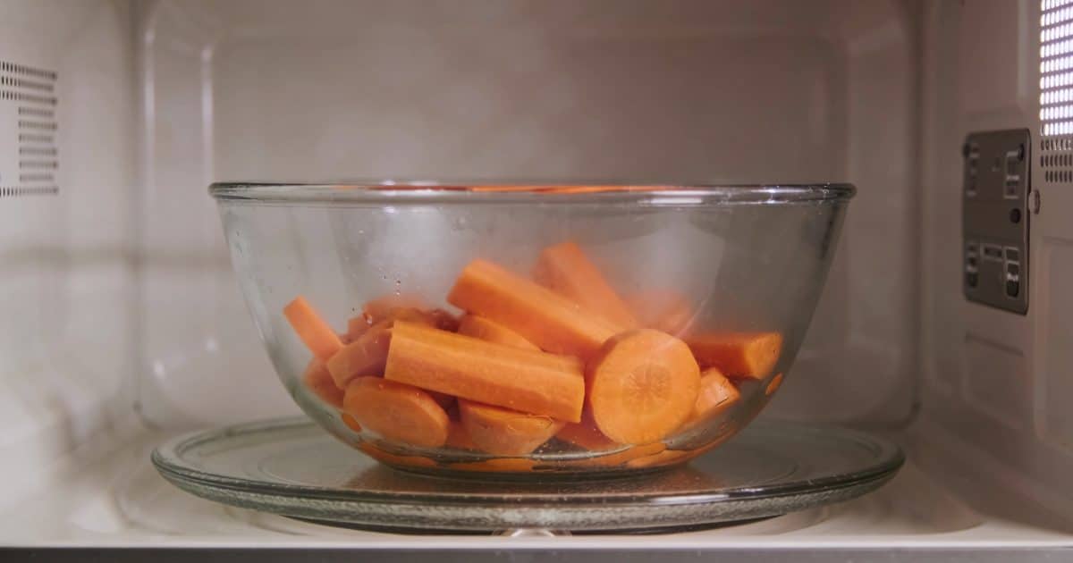 Bol en verre avec carottes tranchees dans micro onde