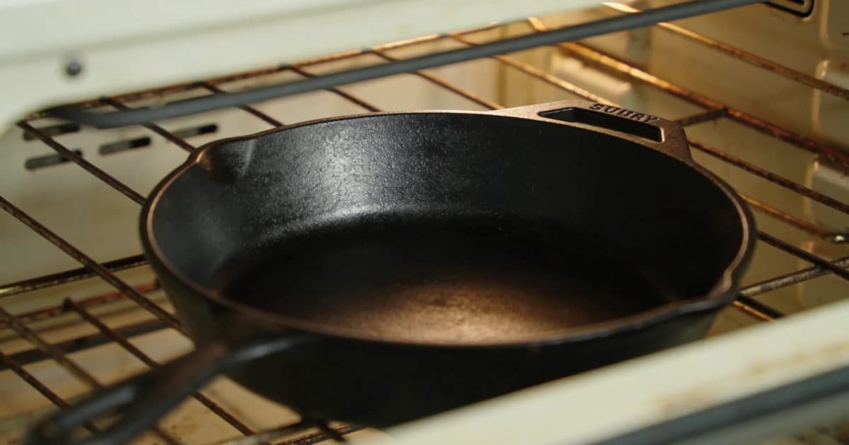 Casserole en fonte noire au four ouvert