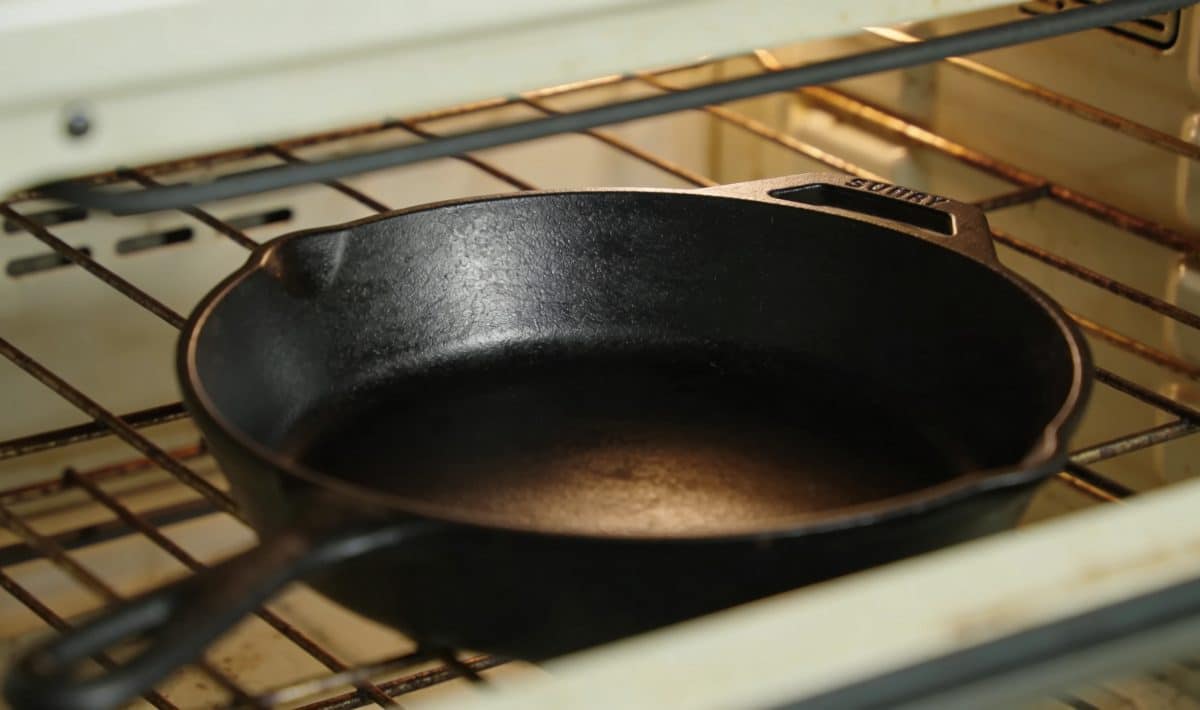 Casserole en fonte noire au four ouvert