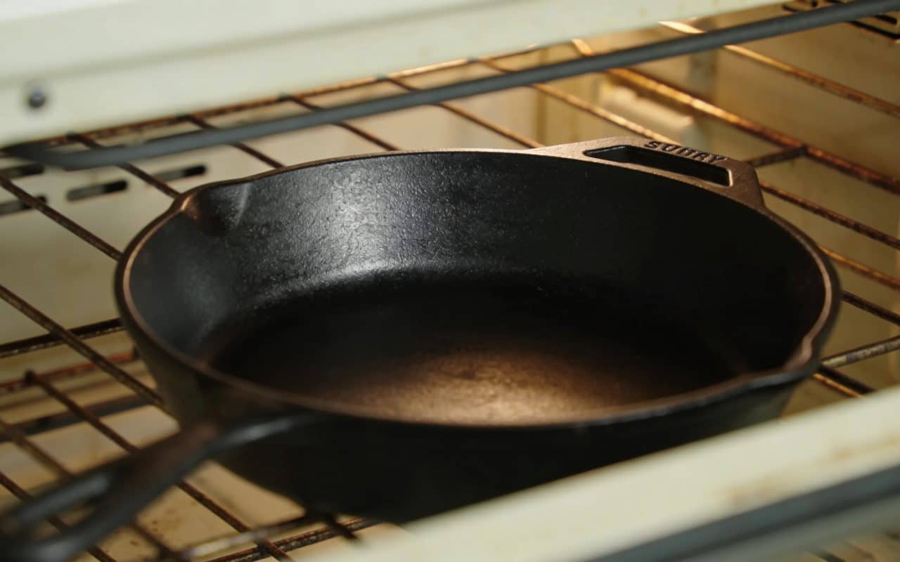 Casserole en fonte noire au four ouvert