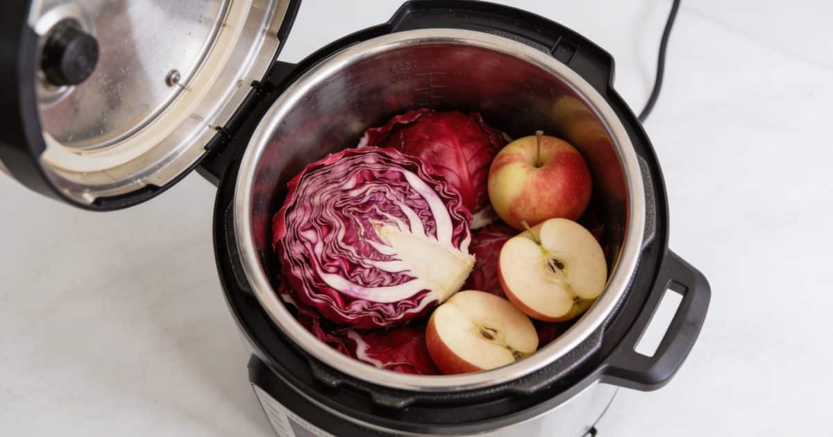 Cocotte minute ouverte avec chou rouge et pommes