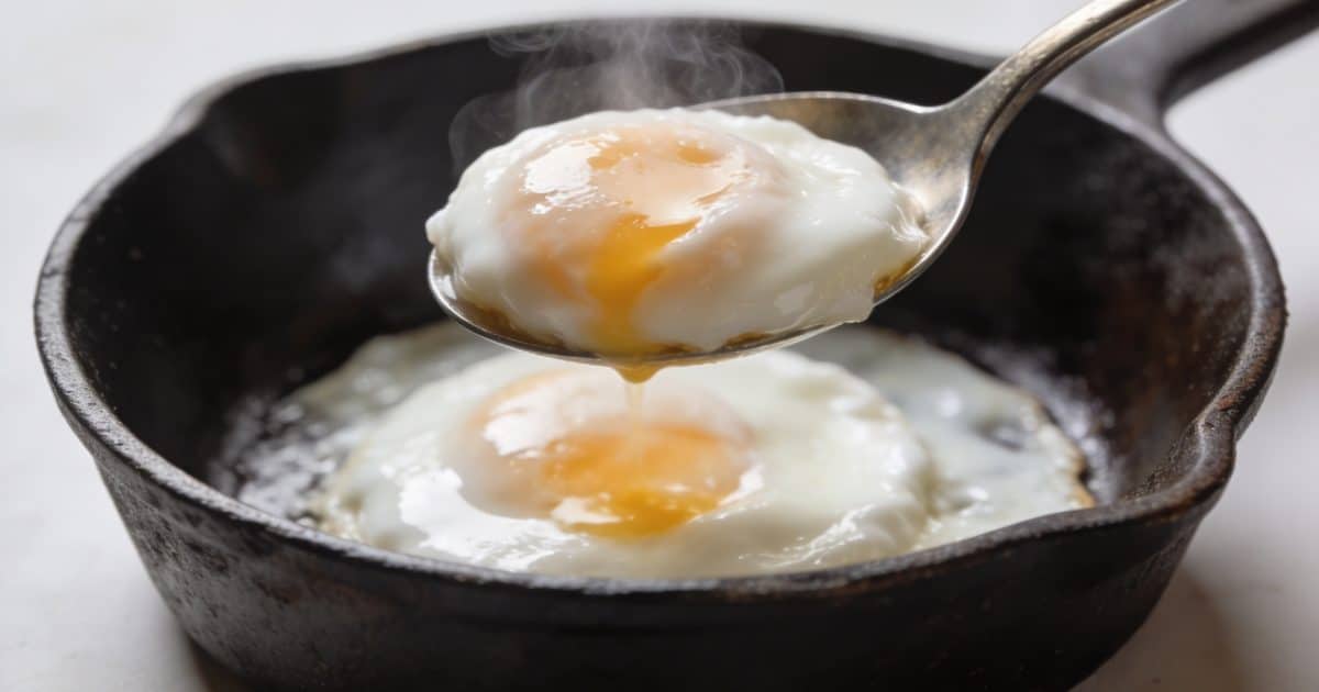 Cuillere sortant un oeuf poche fumant de casserole
