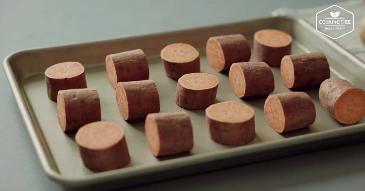 Patates douces coupees sur plaque allant au four
