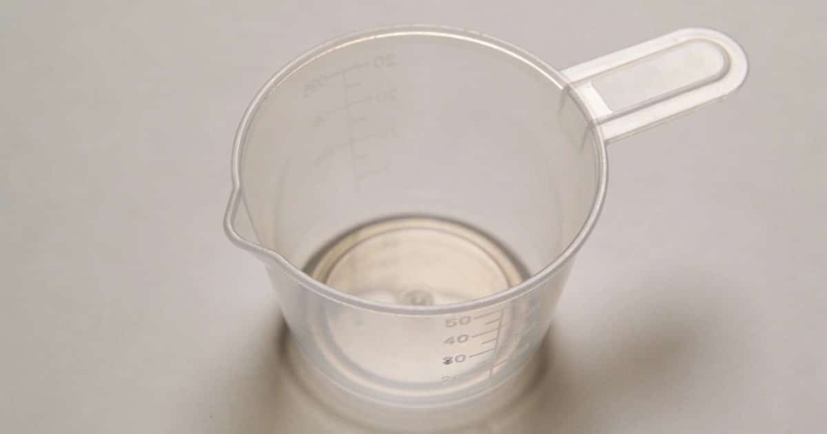 Verre doseur en plastique transparent vue de dessus