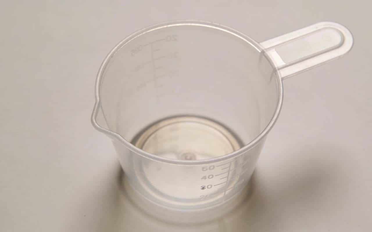 Verre doseur en plastique transparent vue de dessus