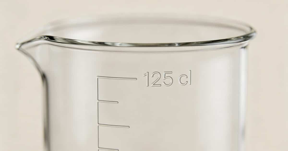 Verre doseur transparent marque 125 cl gros plan