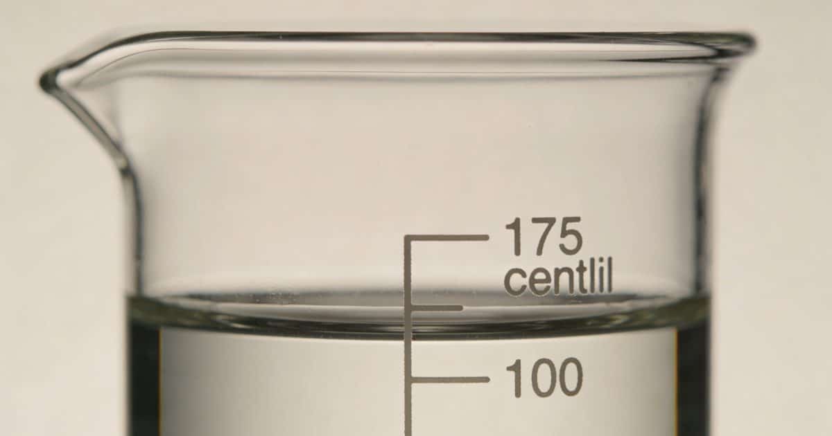 Verre doseur transparent rempli a 175 centilitres