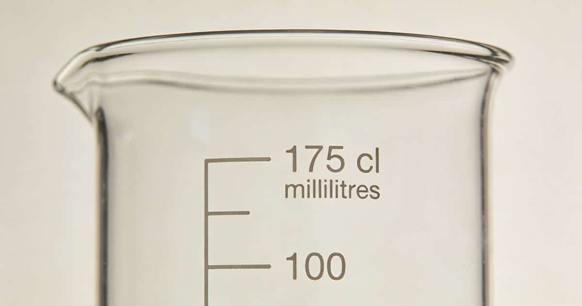 Verre doseur transparent indiquant 175 millilitres en cl