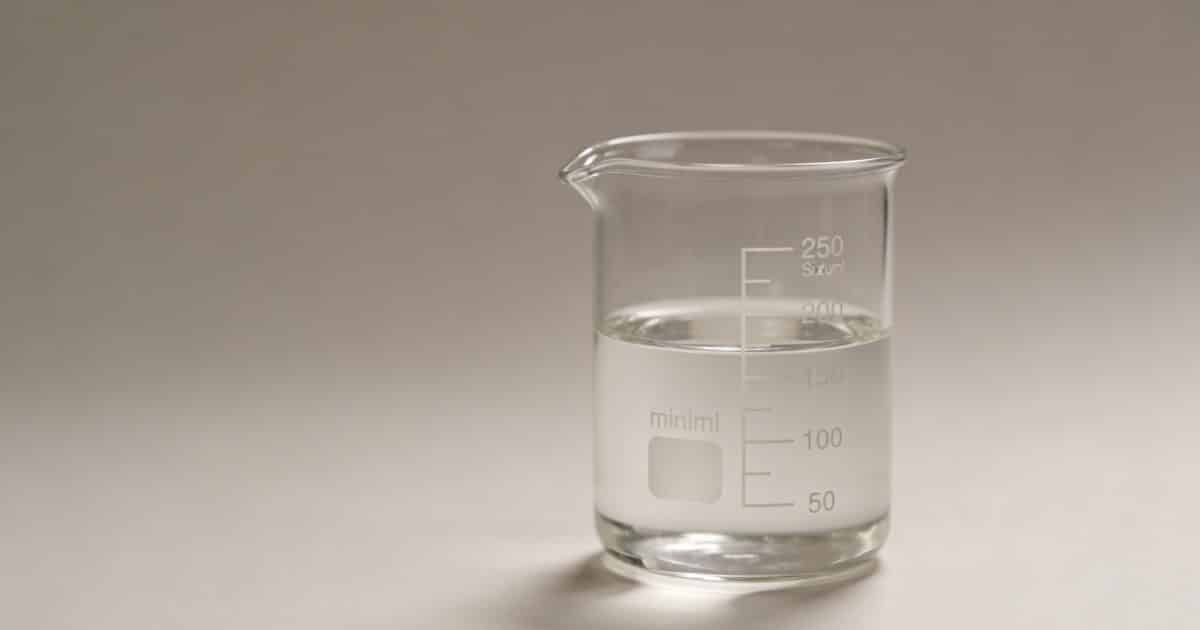 Verre doseur transparent rempli a 250 millilitres
