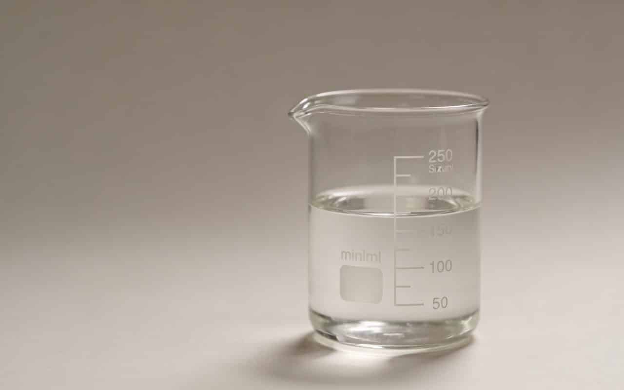Verre doseur transparent rempli a 250 millilitres