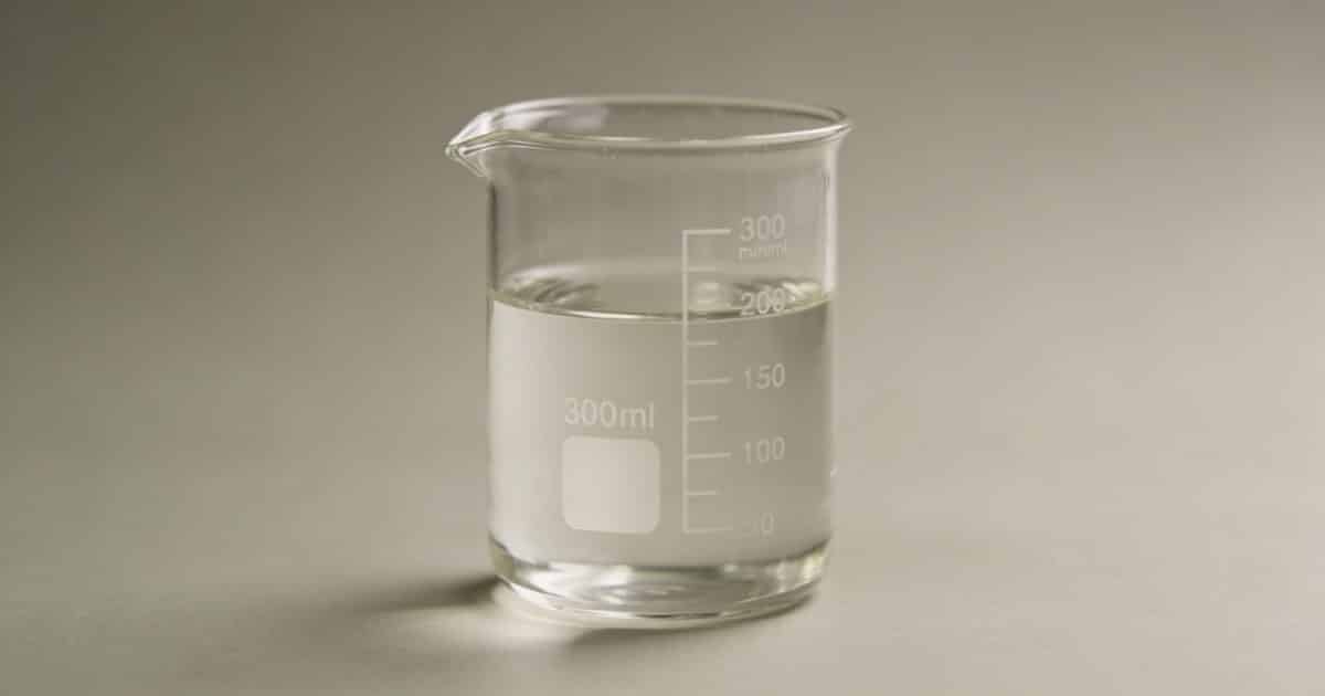 Verre doseur transparent rempli a 300 millilitres