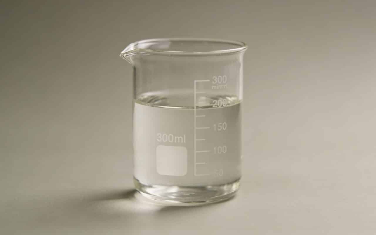 Verre doseur transparent rempli a 300 millilitres