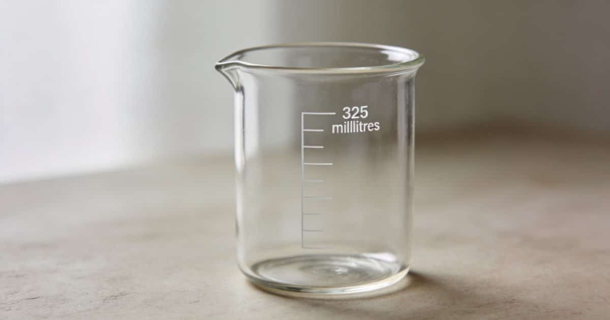 Verre doseur transparent montrant 325 millilitres marques