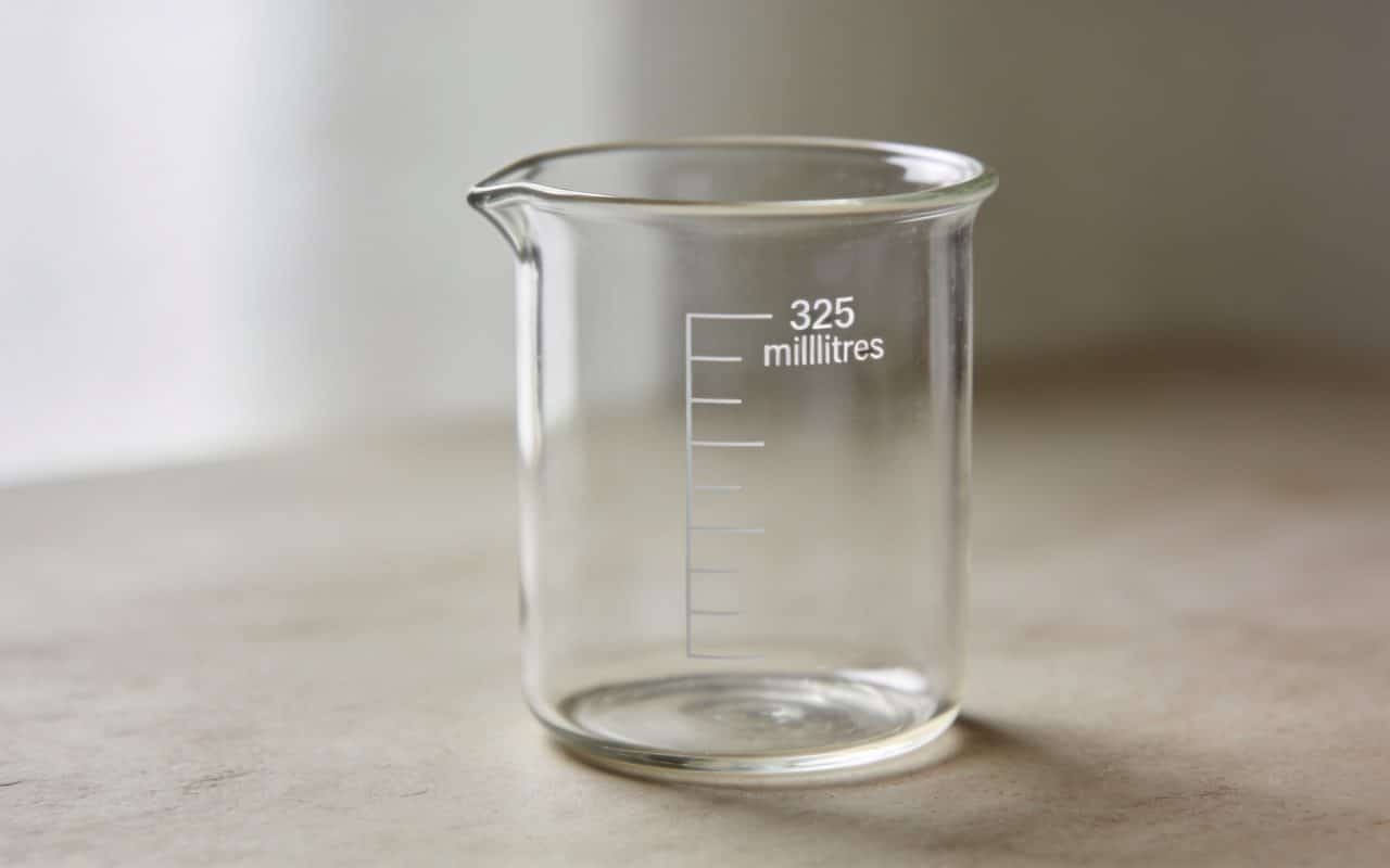 Verre doseur transparent montrant 325 millilitres marques
