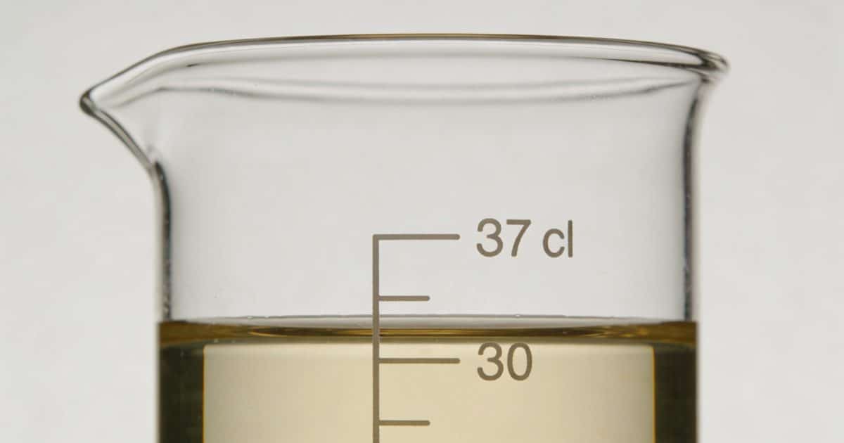 Petit verre doseur transparent rempli jusqua 37 cl
