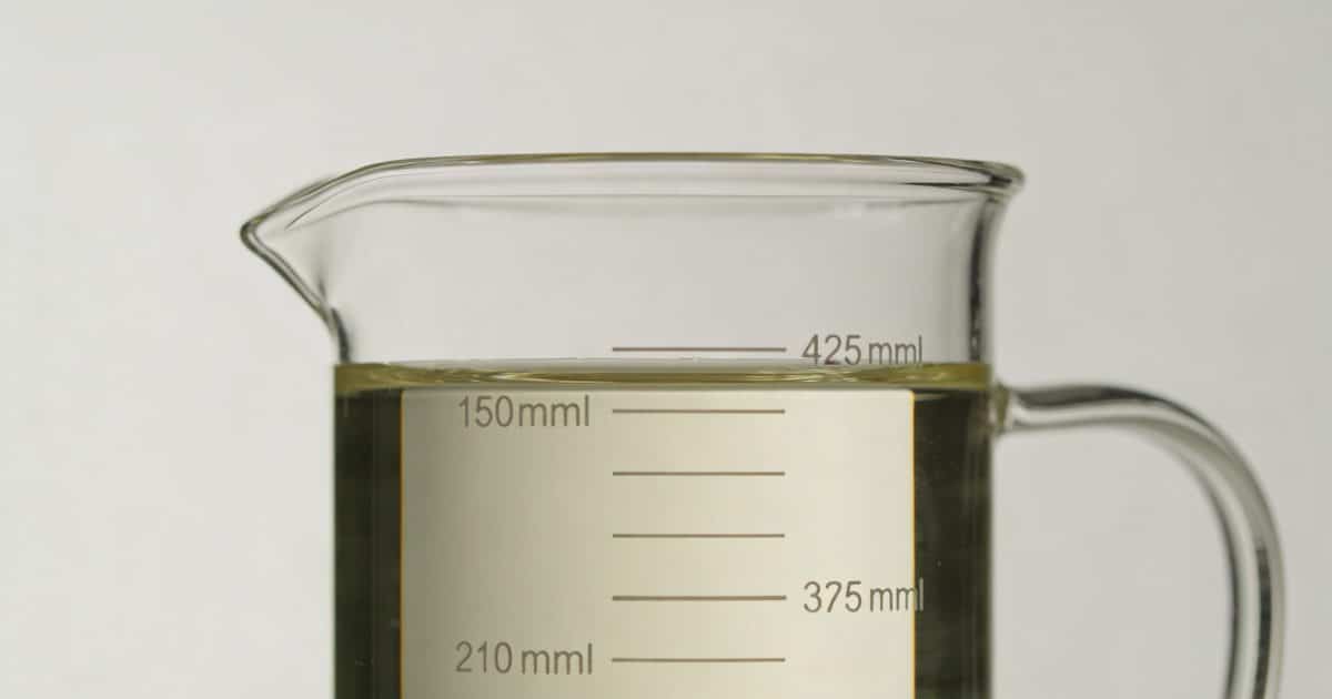 Verre doseur transparent rempli a 425 millilitres