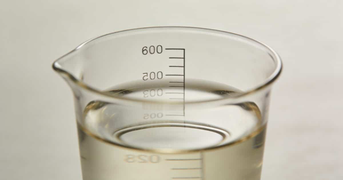 Verre doseur transparent rempli de liquide jusquau trait