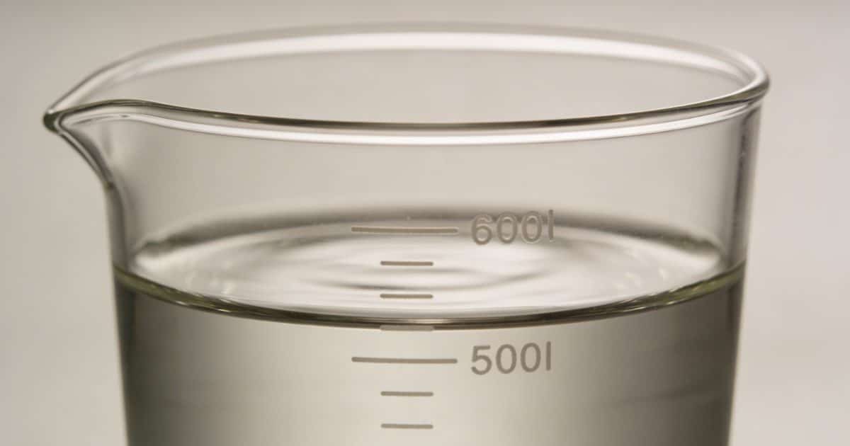 Verre doseur transparent rempli de liquide jusquau trait