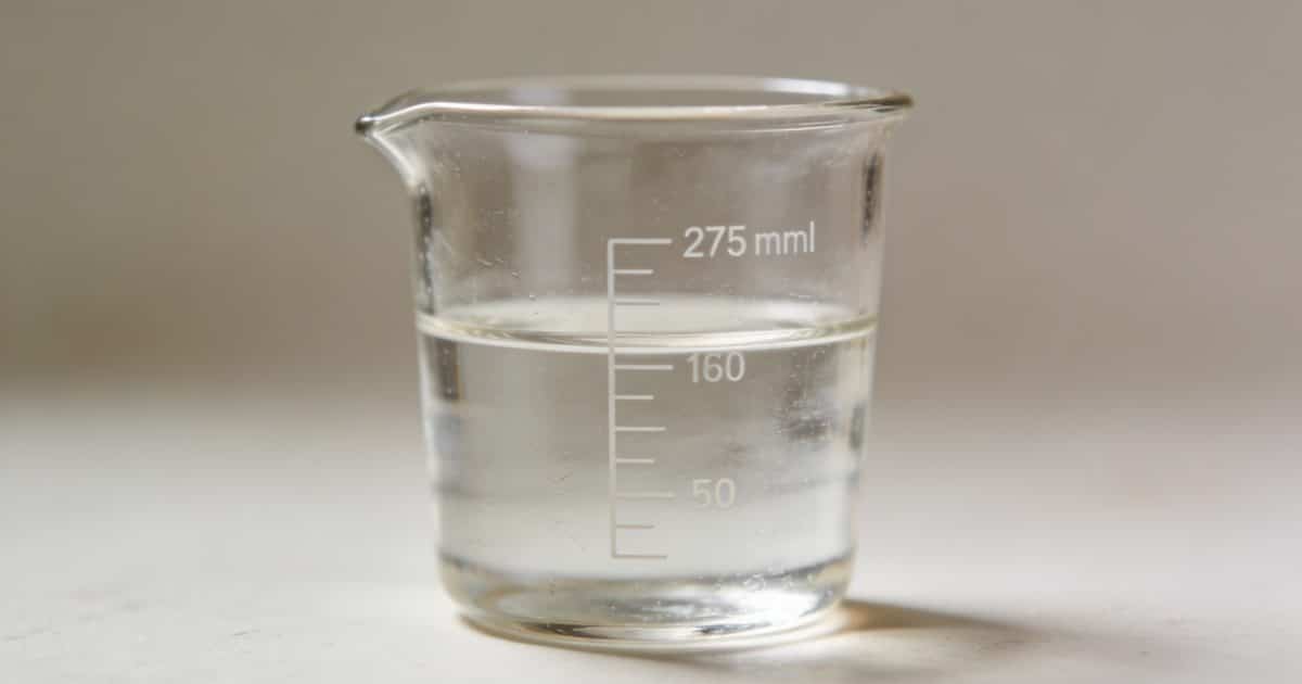 Verre doseur transparent rempli a 275 millilitres