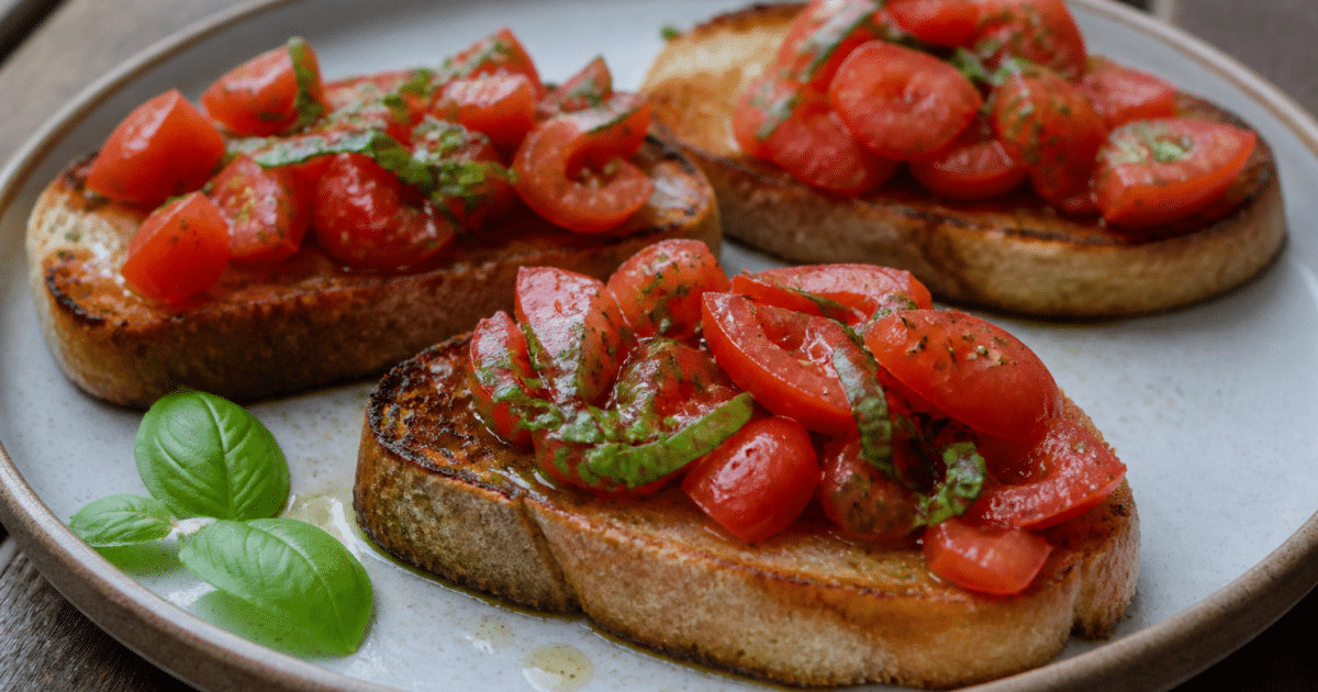Tranches pain grille dorees garnies tomates basilic huile