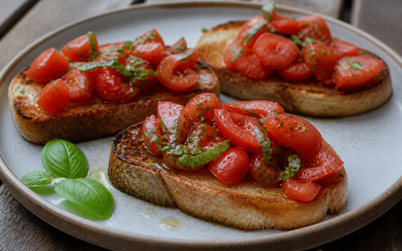 Tranches pain grille dorees garnies tomates basilic huile