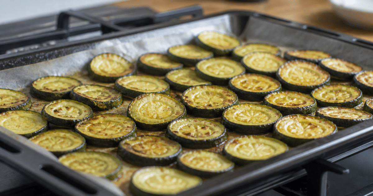 Courgettes tranchees dorees sur plaque four chaude