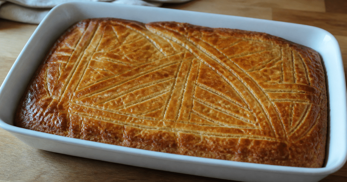 Gateau breton dore dans plat rectangulaire pose