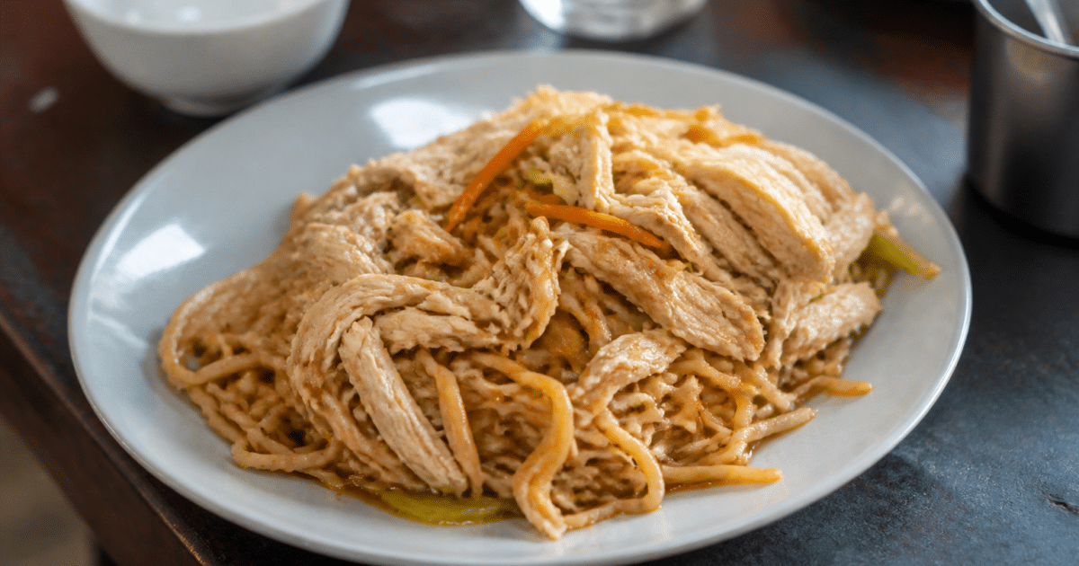 Assiette de nouilles chinoises garnies de poulet effiloche