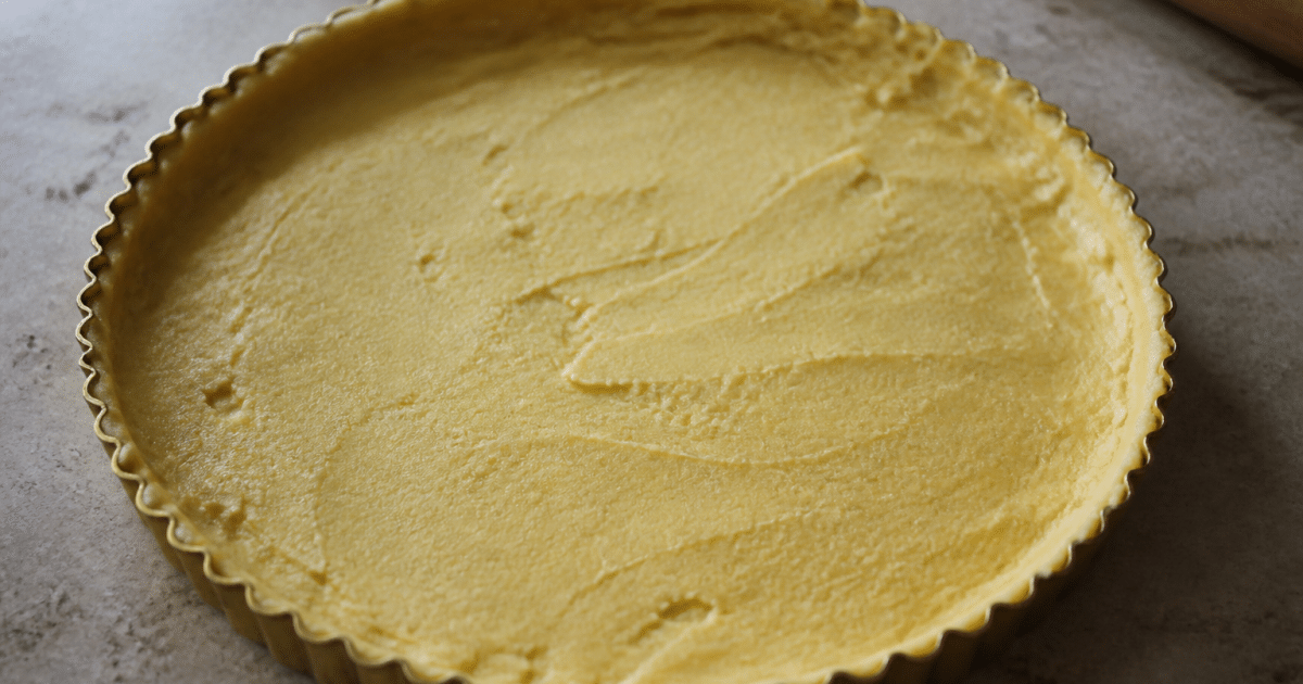 Pate amande etalee dans moule tarte rond dore