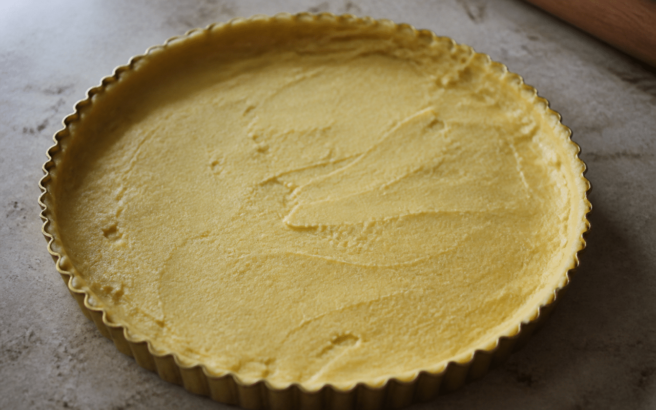 Pate amande etalee dans moule tarte rond dore