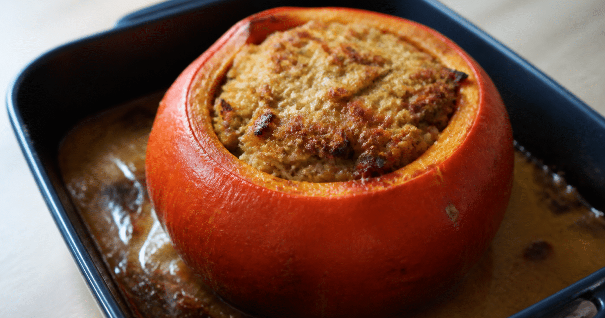 Courge potimarron évidée remplie de farce dorée dans plat four