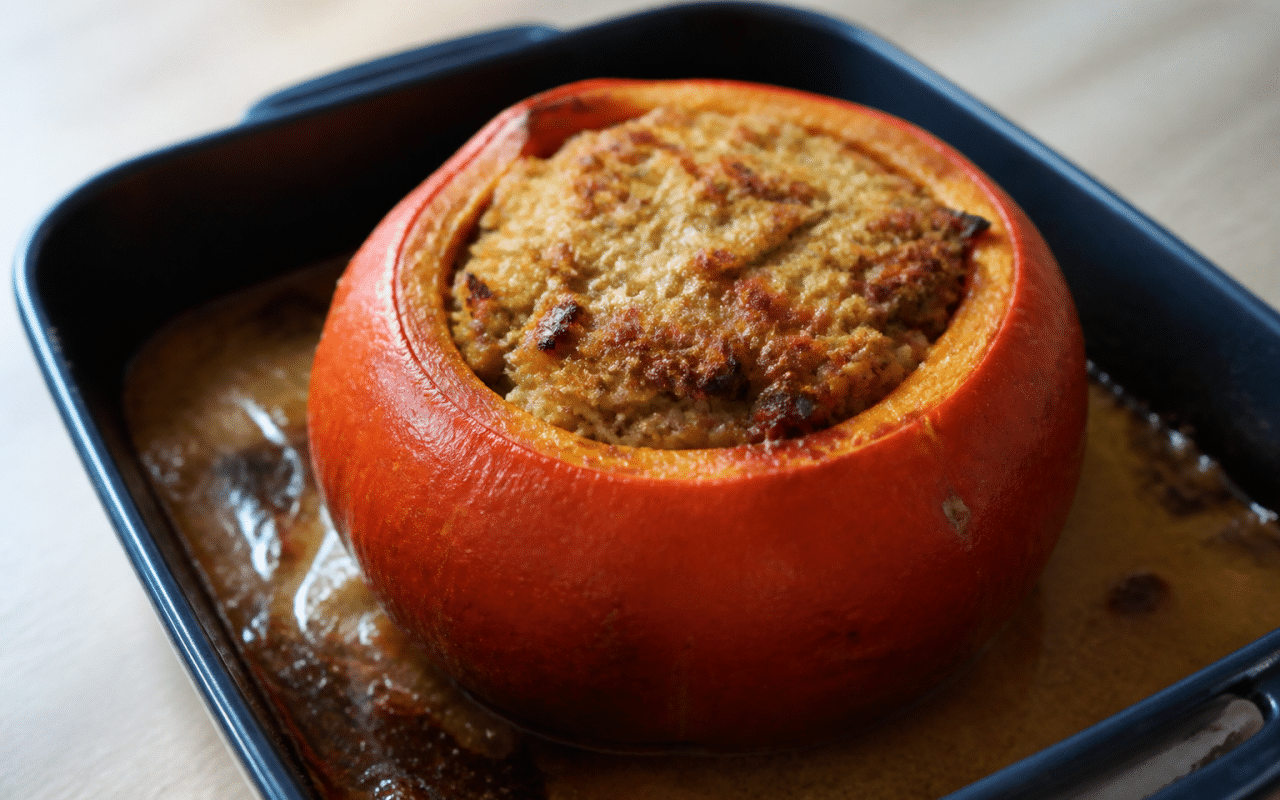Courge potimarron évidée remplie de farce dorée dans plat four