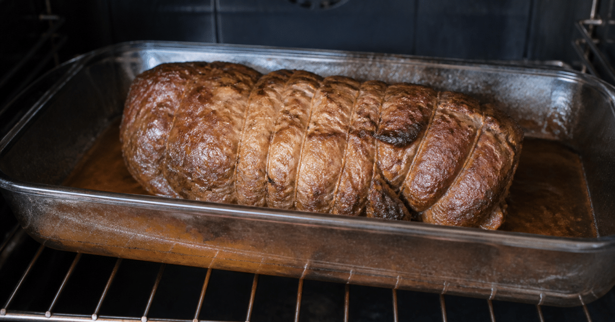 Roti de boeuf dore dans plat allonge au four