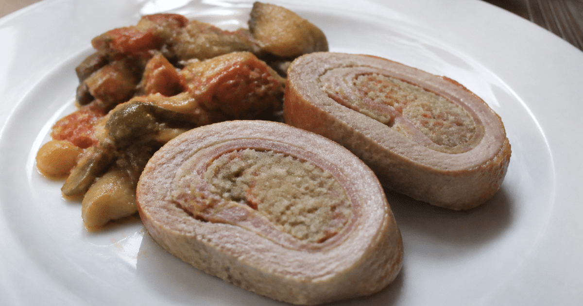 Roulade de veau farcee disposee sur assiette blanche