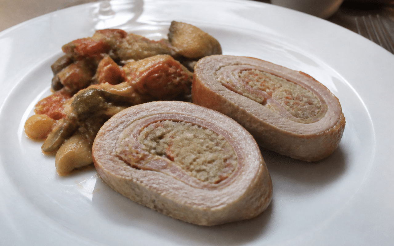 Roulade de veau farcee disposee sur assiette blanche