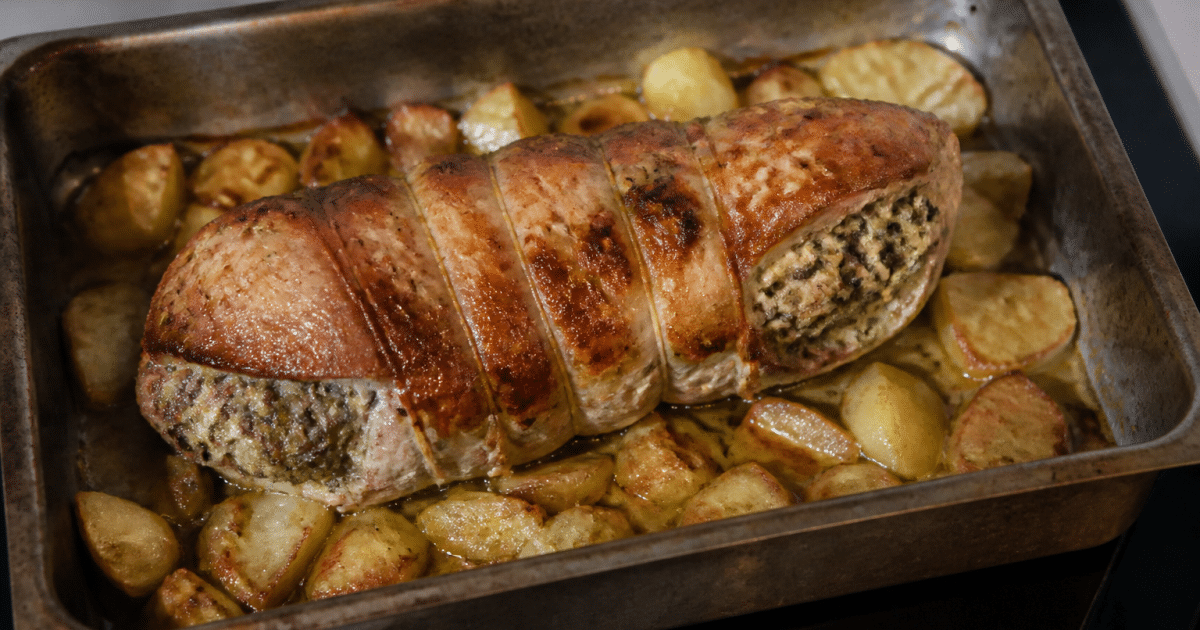 Rouleau de veau farcí dore dans plat four rectangulaire