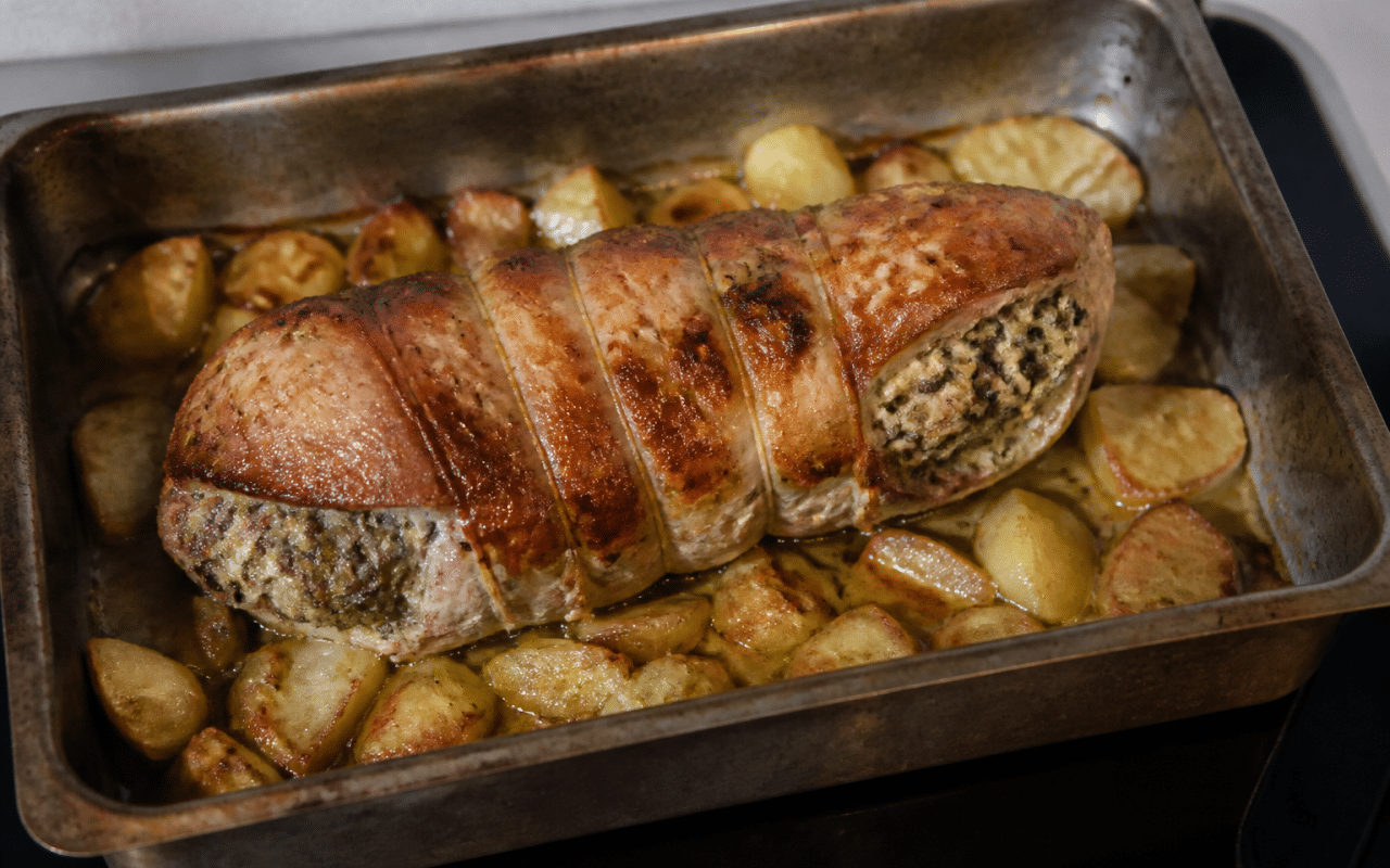 Rouleau de veau farcí dore dans plat four rectangulaire