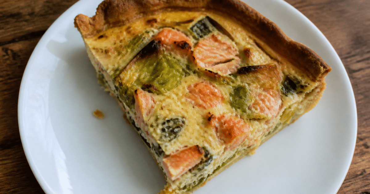 Tarte aux poireaux et saumon frais, vue de dessus sur assiette