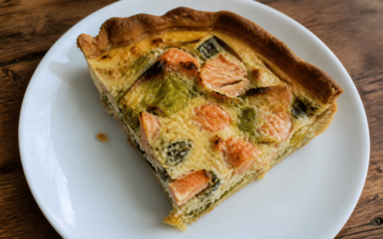Tarte aux poireaux et saumon frais, vue de dessus sur assiette